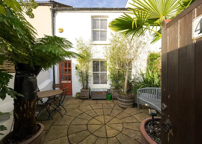 Delightful Bird Sisters Cottage With Free Parking