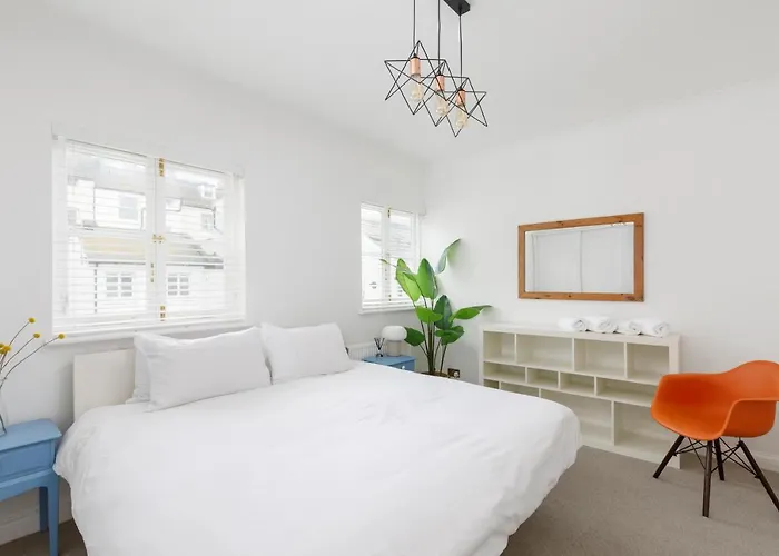 Beachfront Getaway 2-Bedroom House With Free Private Parking & Patio